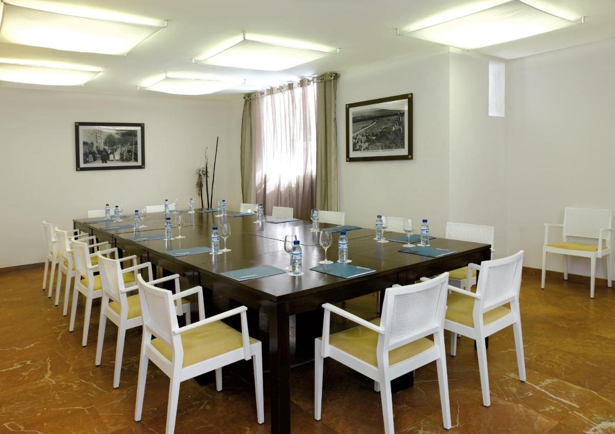 Una gran sala de conferencias con una mesa larga y sillas blancas. en Hotel Villa Paulita, en Puigcerdà 55 fotos más