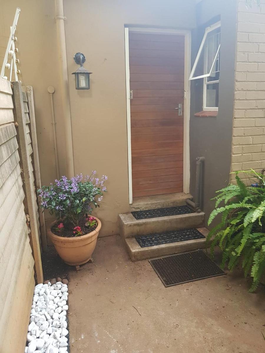 Love Joy Peace Cottage - Housity
