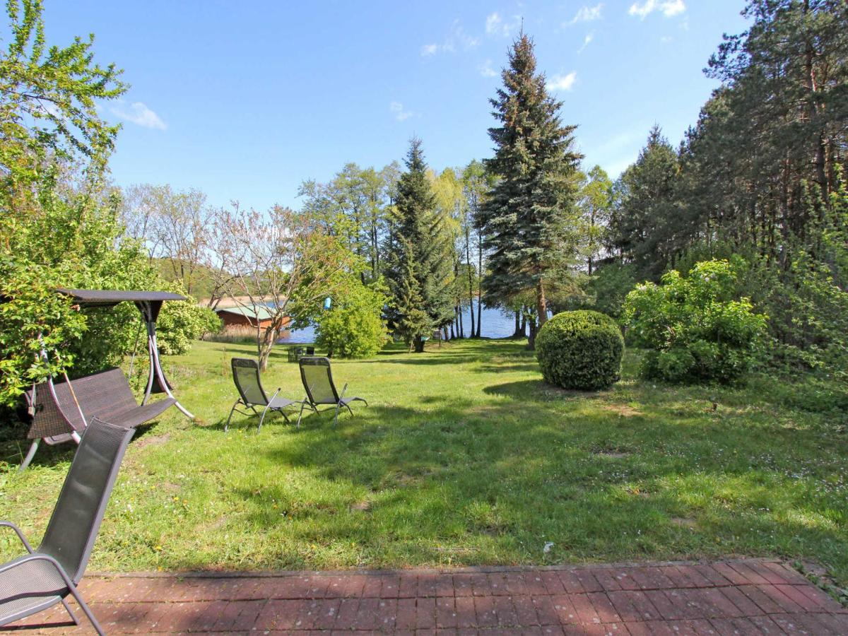 Ferienhaus direkt am See Loppin SE - Housity