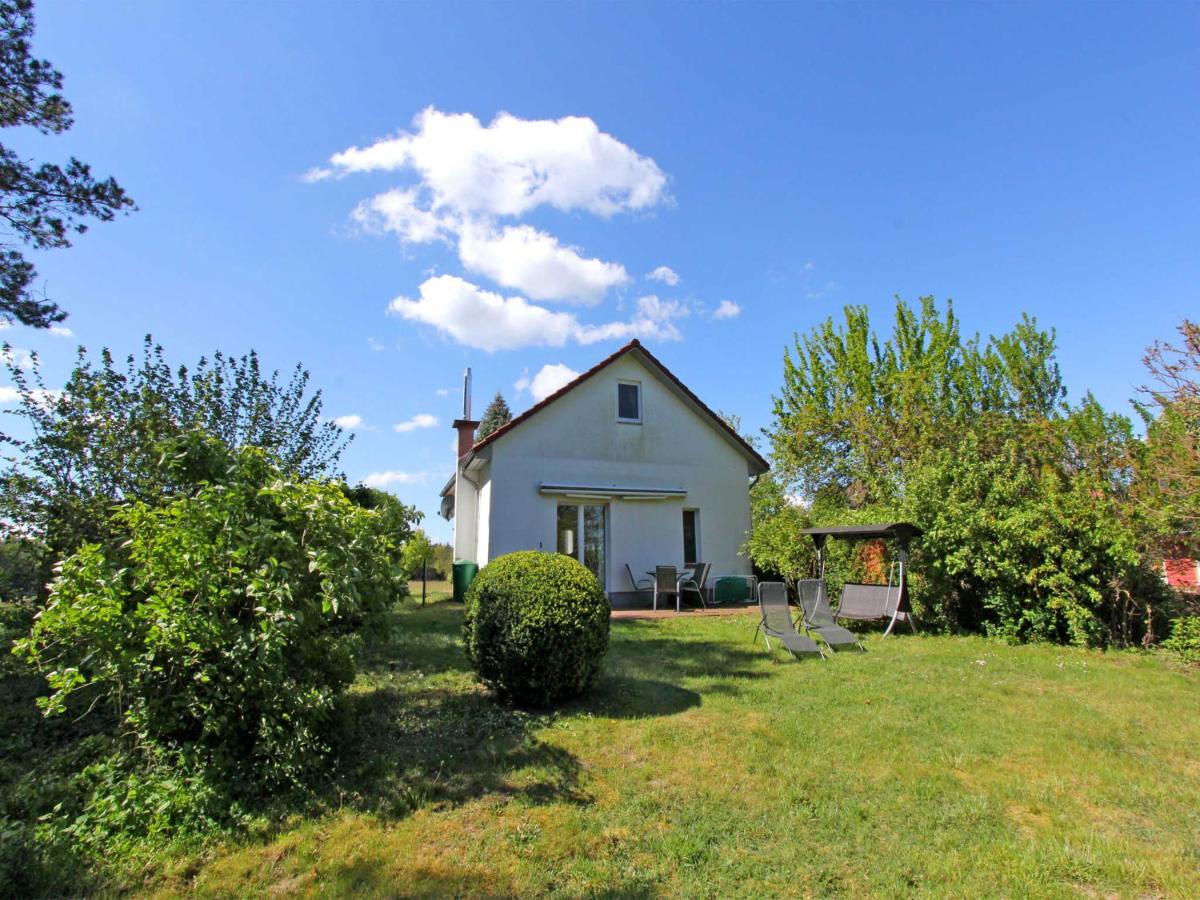 Ferienhaus direkt am See Loppin SE - Housity