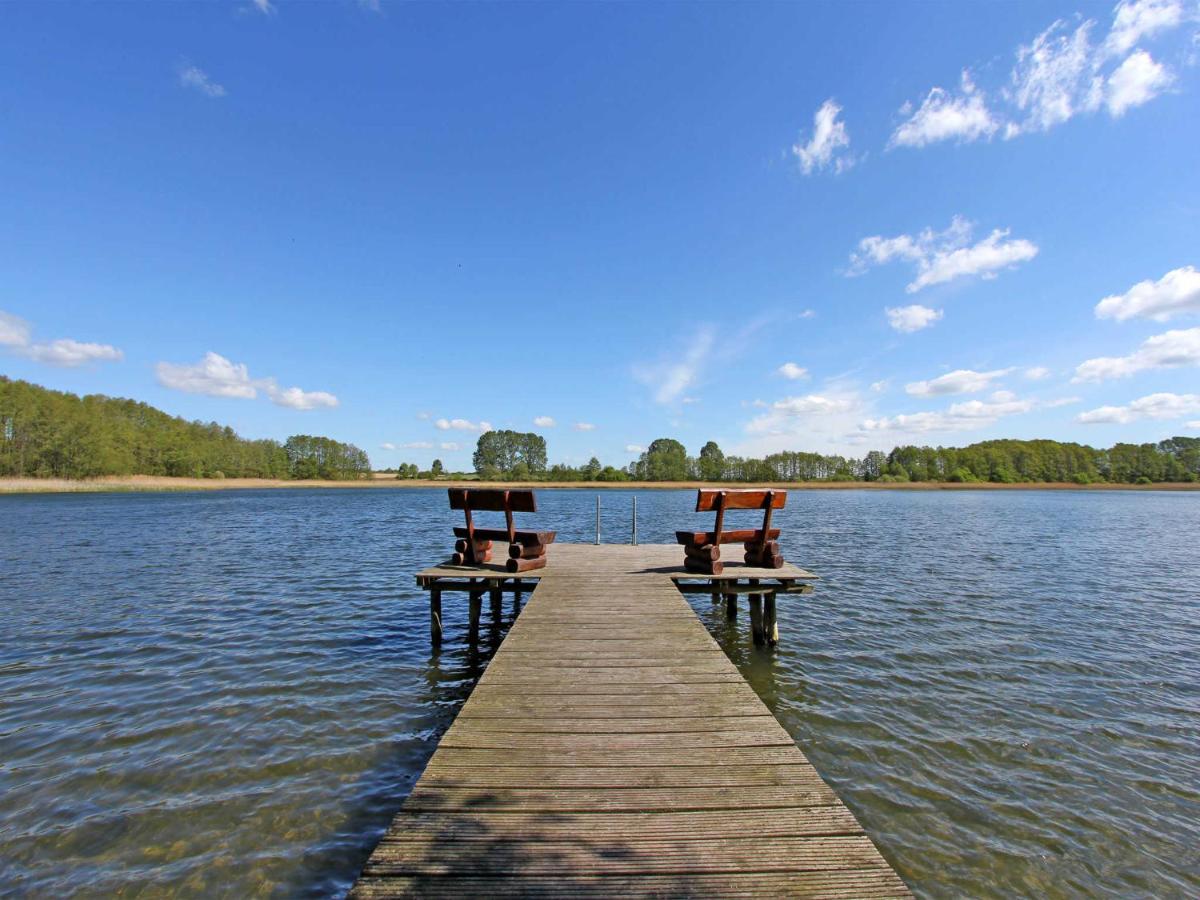 Ferienhaus direkt am See Loppin SE - Housity
