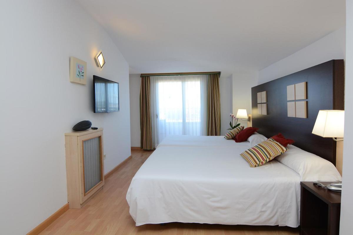 Un dormitorio con una gran cama blanca y una ventana. en Don Angel & SPA & Padel- Adults Recommended, en Santa Susanna Un dormitorio con una gran cama blanca y una ventana. en Don Angel & SPA & Padel- Adults Recommended, en Santa Susanna