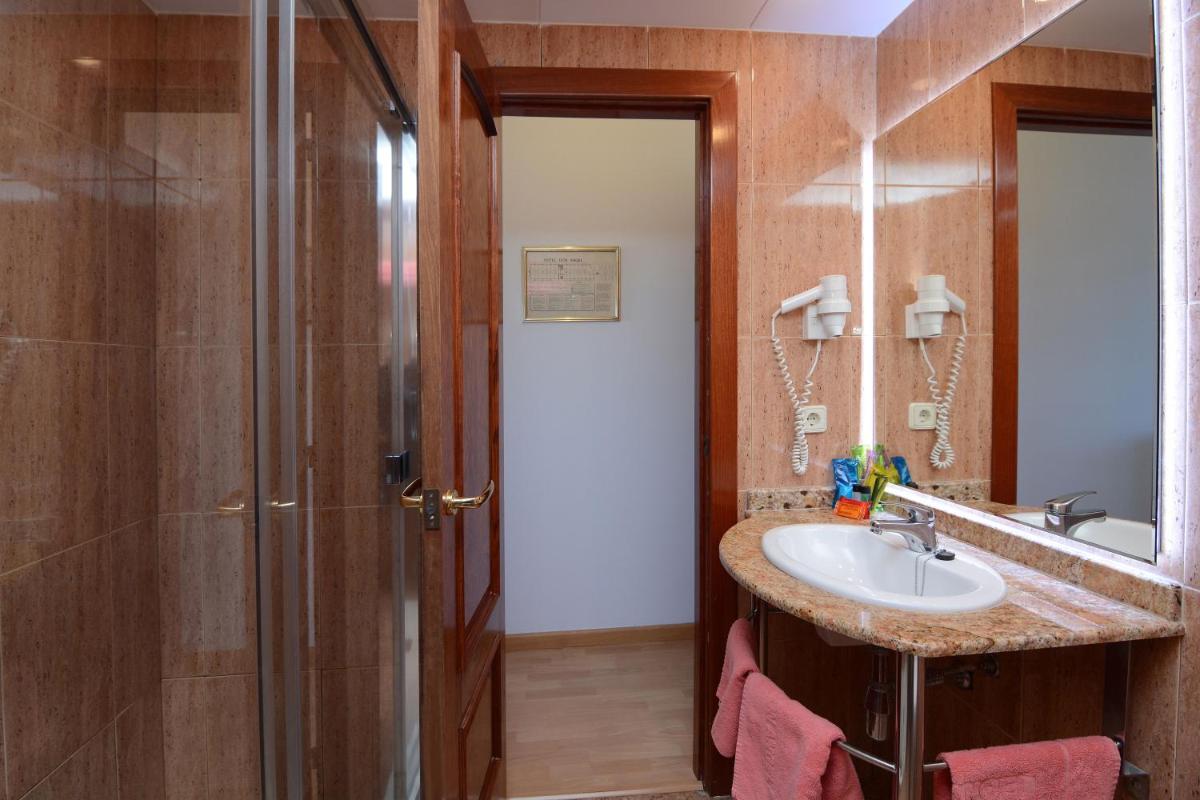 un baño con lavabo y ducha en Don Angel & SPA & Padel- Adults Recommended, en Santa Susanna un baño con lavabo y ducha en Don Angel & SPA & Padel- Adults Recommended, en Santa Susanna