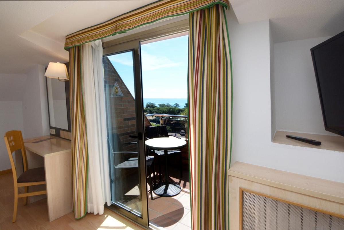 Habitación con balcón con mesa y ventana. en Don Angel & SPA & Padel- Adults Recommended, en Santa Susanna