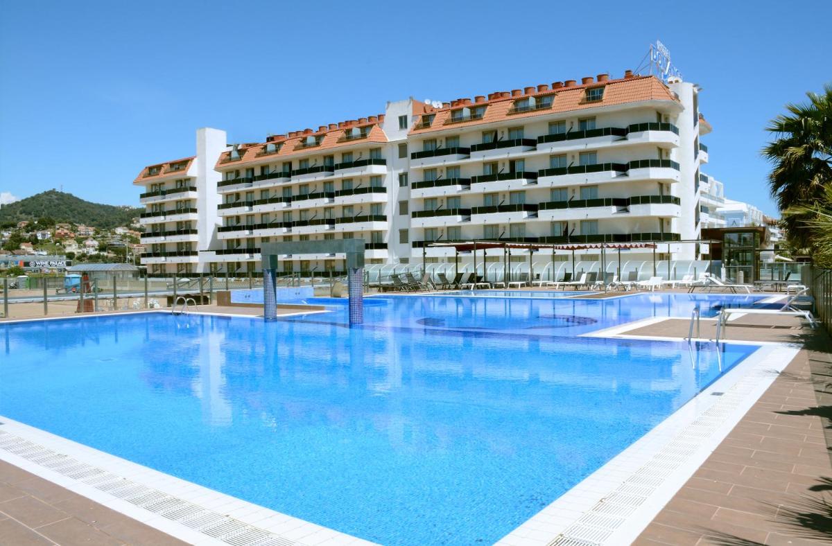 una gran piscina frente a un edificio en Don Angel & SPA & Padel- Adults Recommended, en Santa Susanna una gran piscina frente a un edificio en Don Angel & SPA & Padel- Adults Recommended, en Santa Susanna