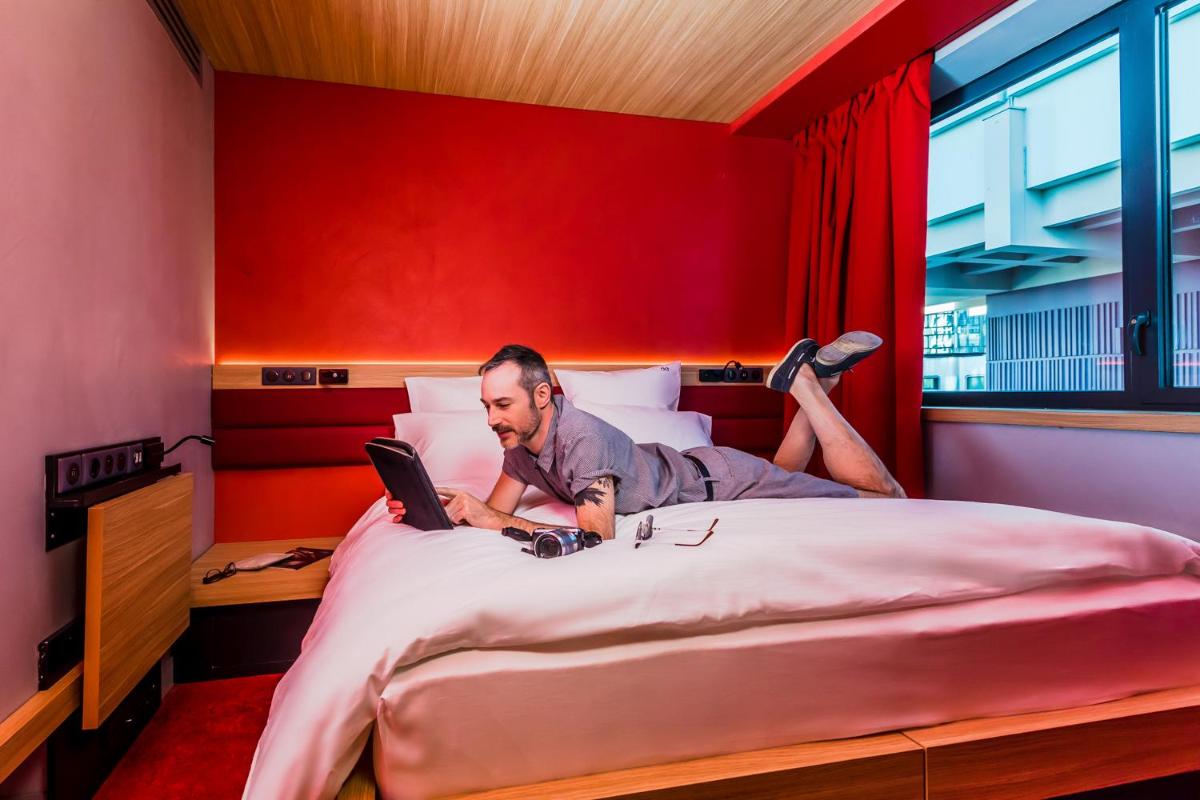 Un ou plusieurs lits dans un hébergement de l'établissement YOOMA Urban Lodge Tour Eiffel