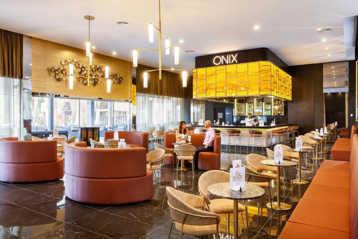Un restaurante o sitio para comer en Hotel Riu Palace Oasis