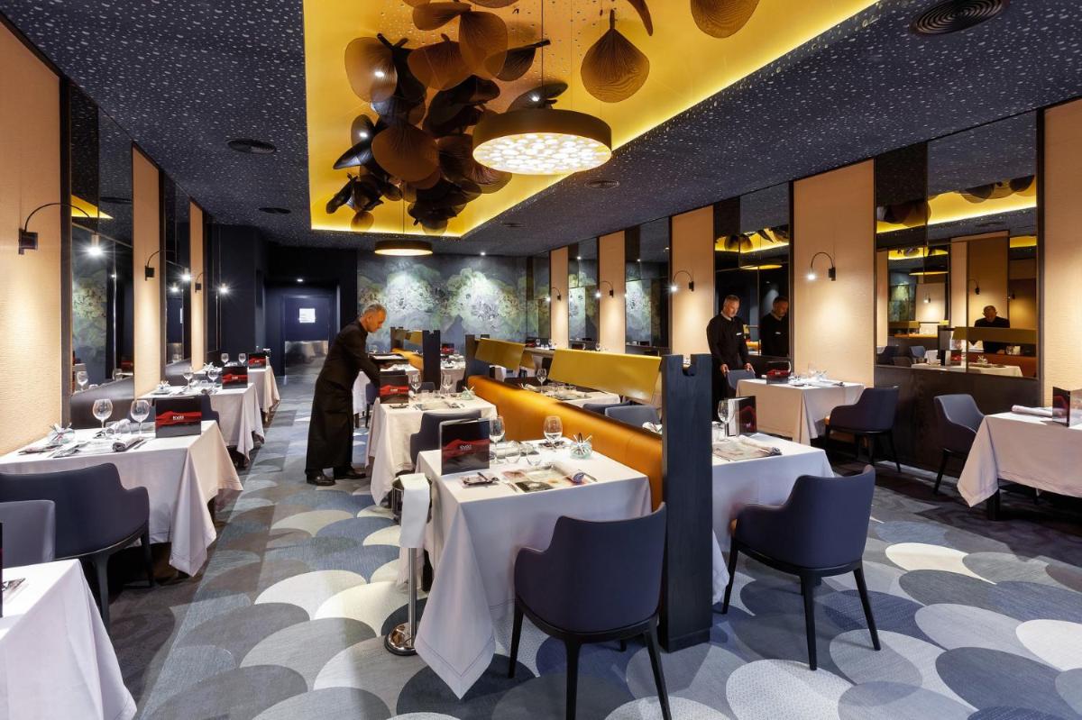 Un restaurante o sitio para comer en Hotel Riu Palace Oasis
