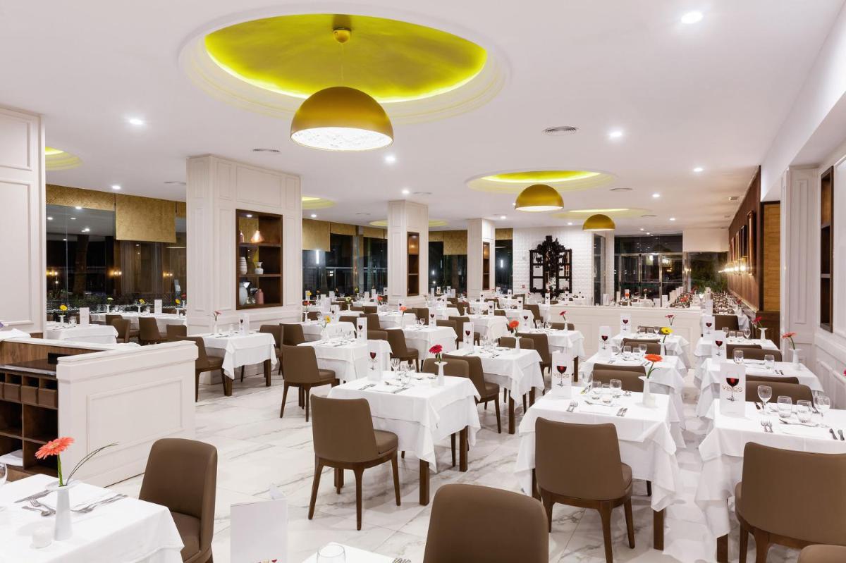 Un restaurante o sitio para comer en Hotel Riu Palace Oasis