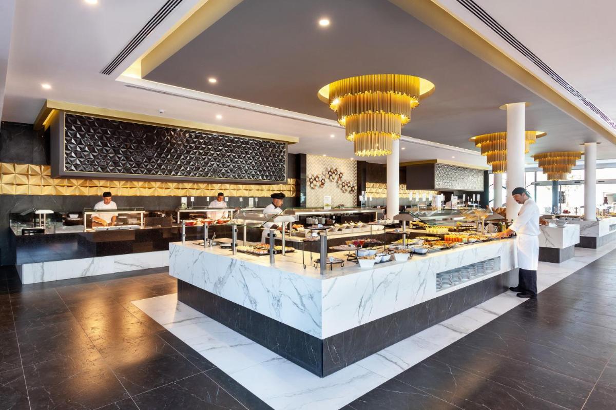 Comida en o cerca de este hotel
