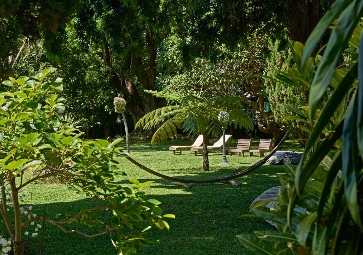 Um jardim no exterior de Quintinha Sao Joao Hotel & Spa