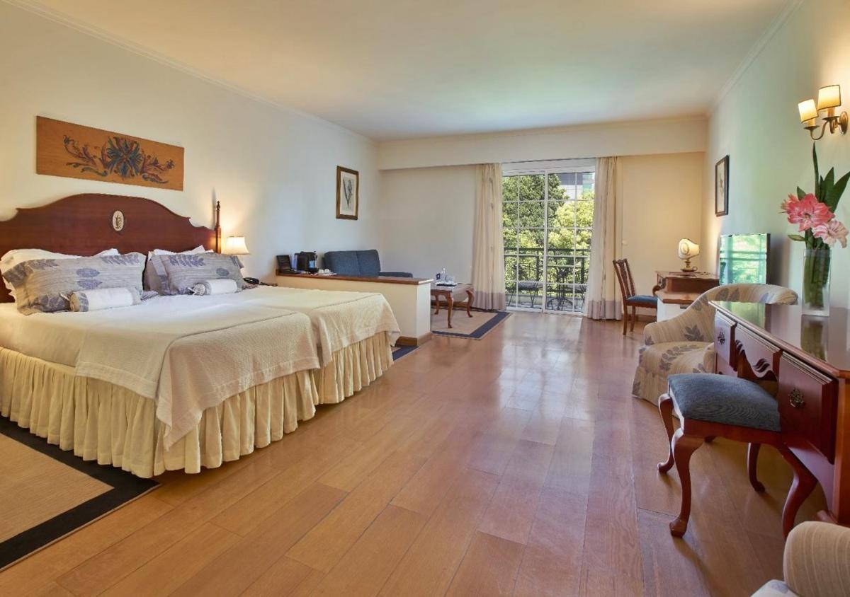 Uma cama ou camas num quarto em Quintinha Sao Joao Hotel & Spa