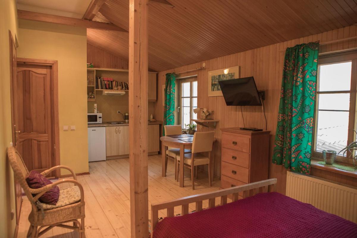 Nidos Rojus - Housity