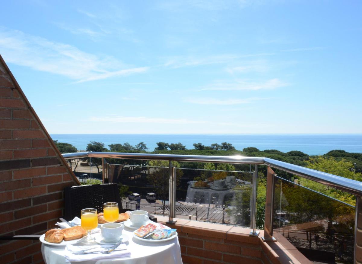 Un balcón o terraza de Don Angel & SPA & Padel- Adults Recommended