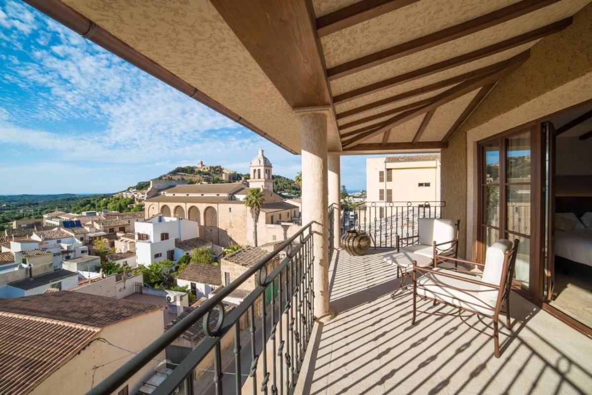 Un balcón con vista a una ciudad en Hotel Creu de Tau Art&Spa-Adults only, en Capdepera