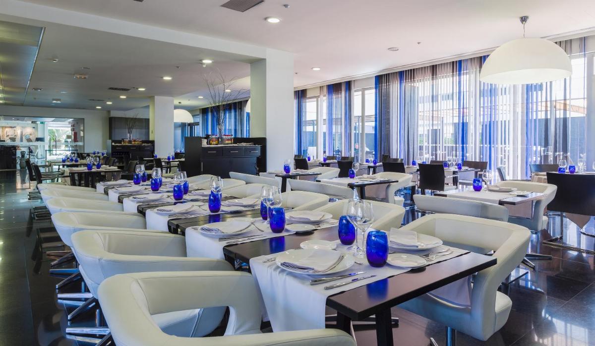 Un restaurante o sitio para comer en Axor Barajas