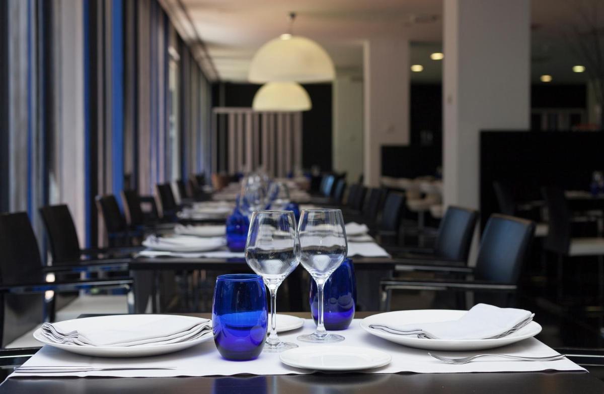 Un restaurante o sitio para comer en Axor Barajas