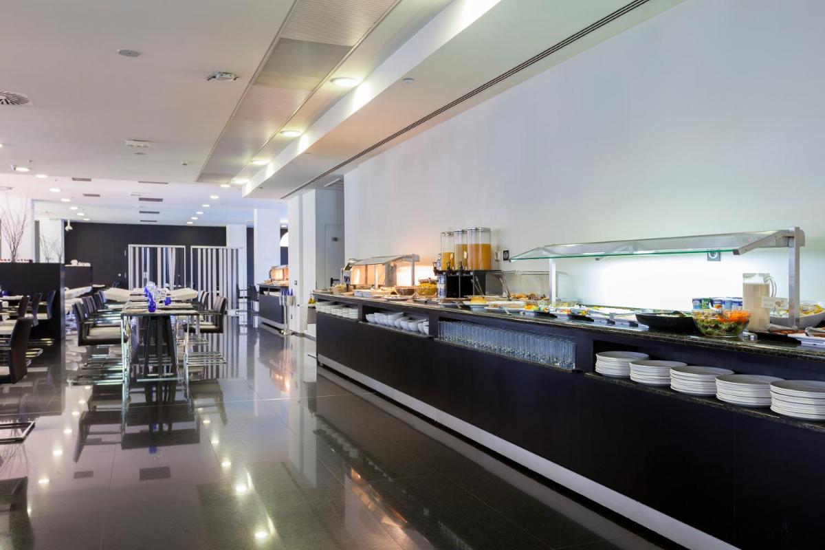 Comida en o cerca de este hotel