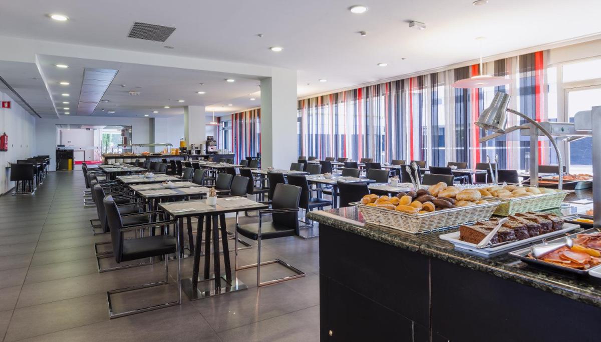 Comida en o cerca de este hotel