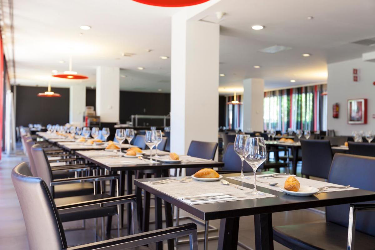 Un restaurante o sitio para comer en Axor Feria
