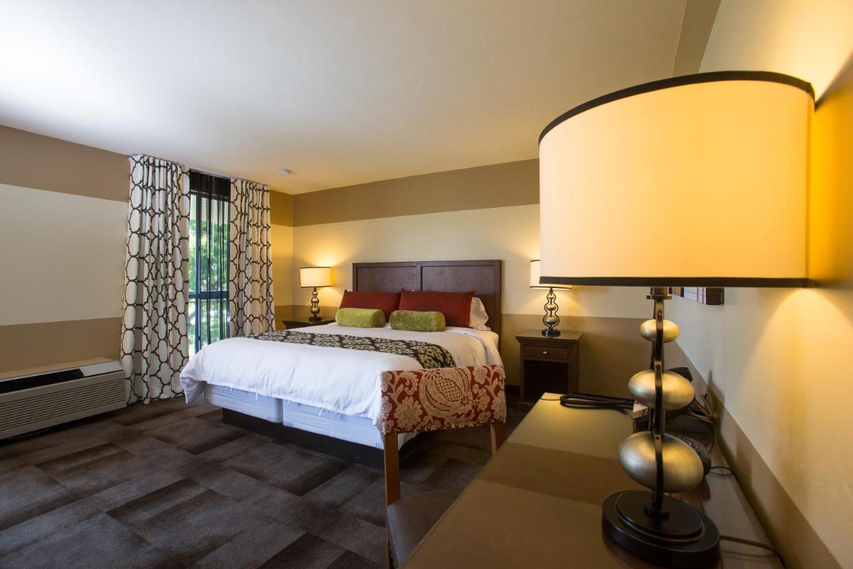 Carlton Oaks Lodge, an Ascend Collection Hotel - Housity