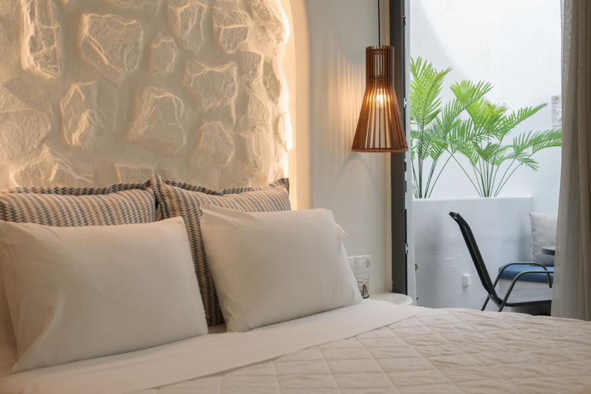 Naxos Petite Studios - Housity