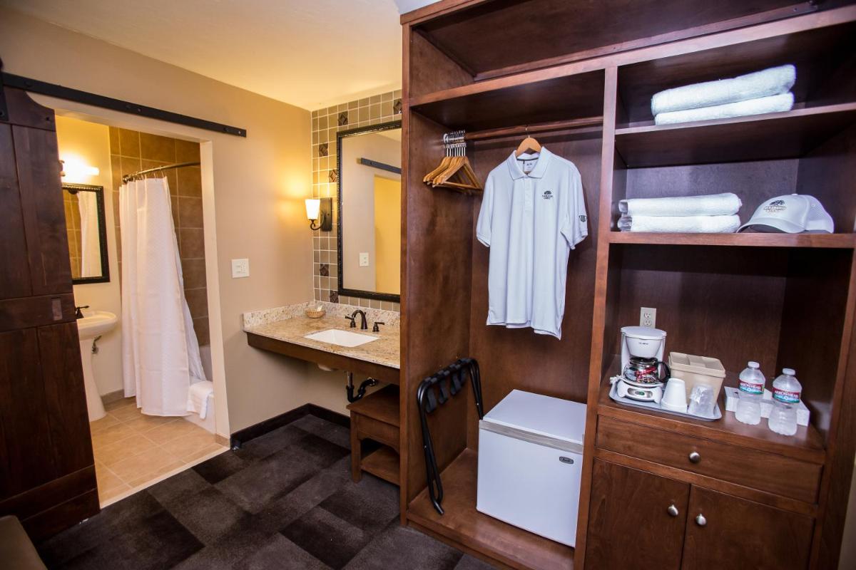 Carlton Oaks Lodge, an Ascend Collection Hotel - Housity