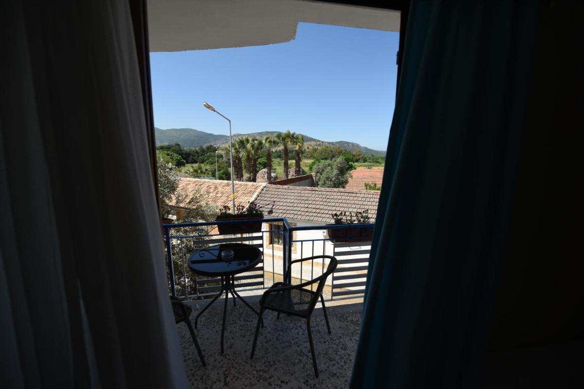 Rebetika Hotel & bistro - Housity