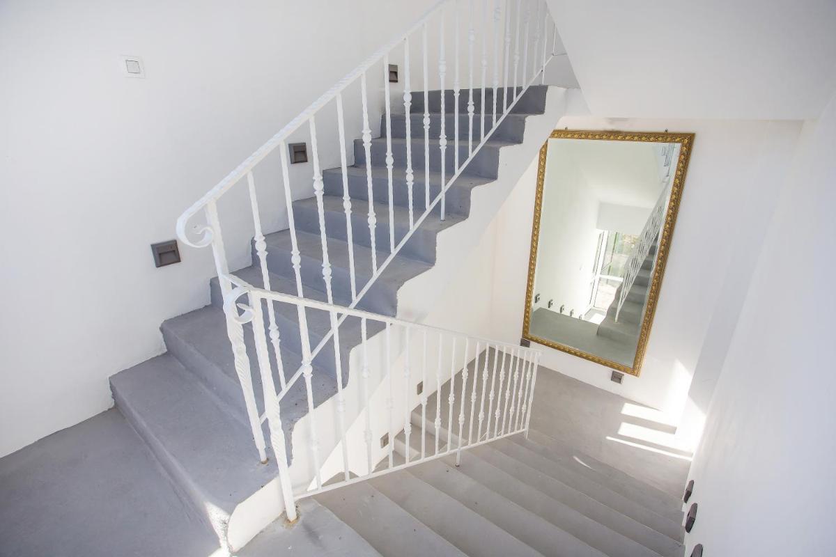 Ammos Luxury Suites - Housity