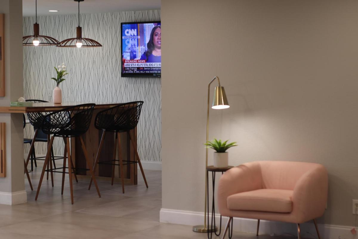 Arya Inn and Suites - Housity