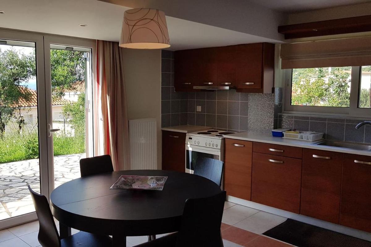 Comfy house with private garden & view, near Kyparissia Castle - Housity