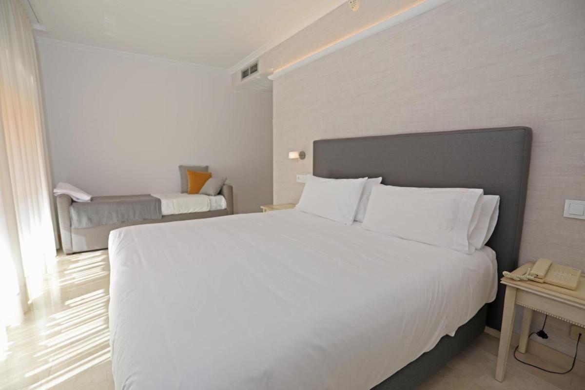 Cama o camas de una habitación en Hotel Spa Atlántico San Vicente do Mar