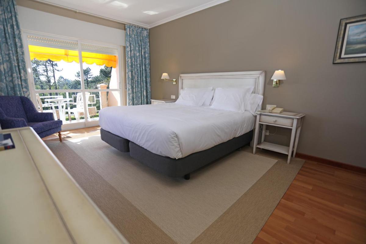 Cama o camas de una habitación en Hotel Spa Atlántico San Vicente do Mar