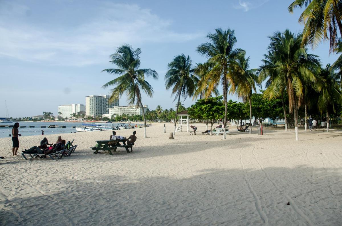 Sandcastles Beach Suites - Housity
