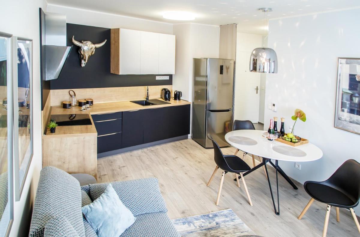 The Town Hall Residence -Welcome Home Apartment-free outdoor parking-AC - Housity