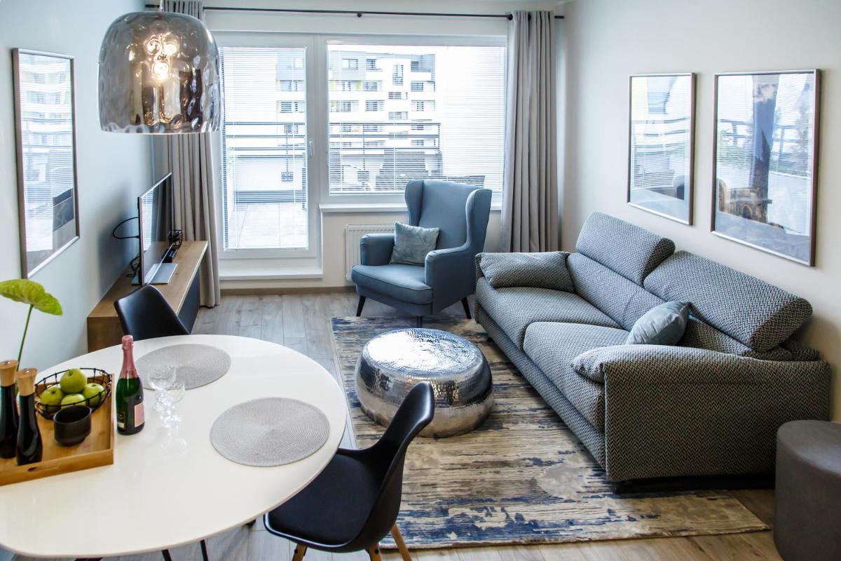 The Town Hall Residence -Welcome Home Apartment-free outdoor parking-AC - Housity