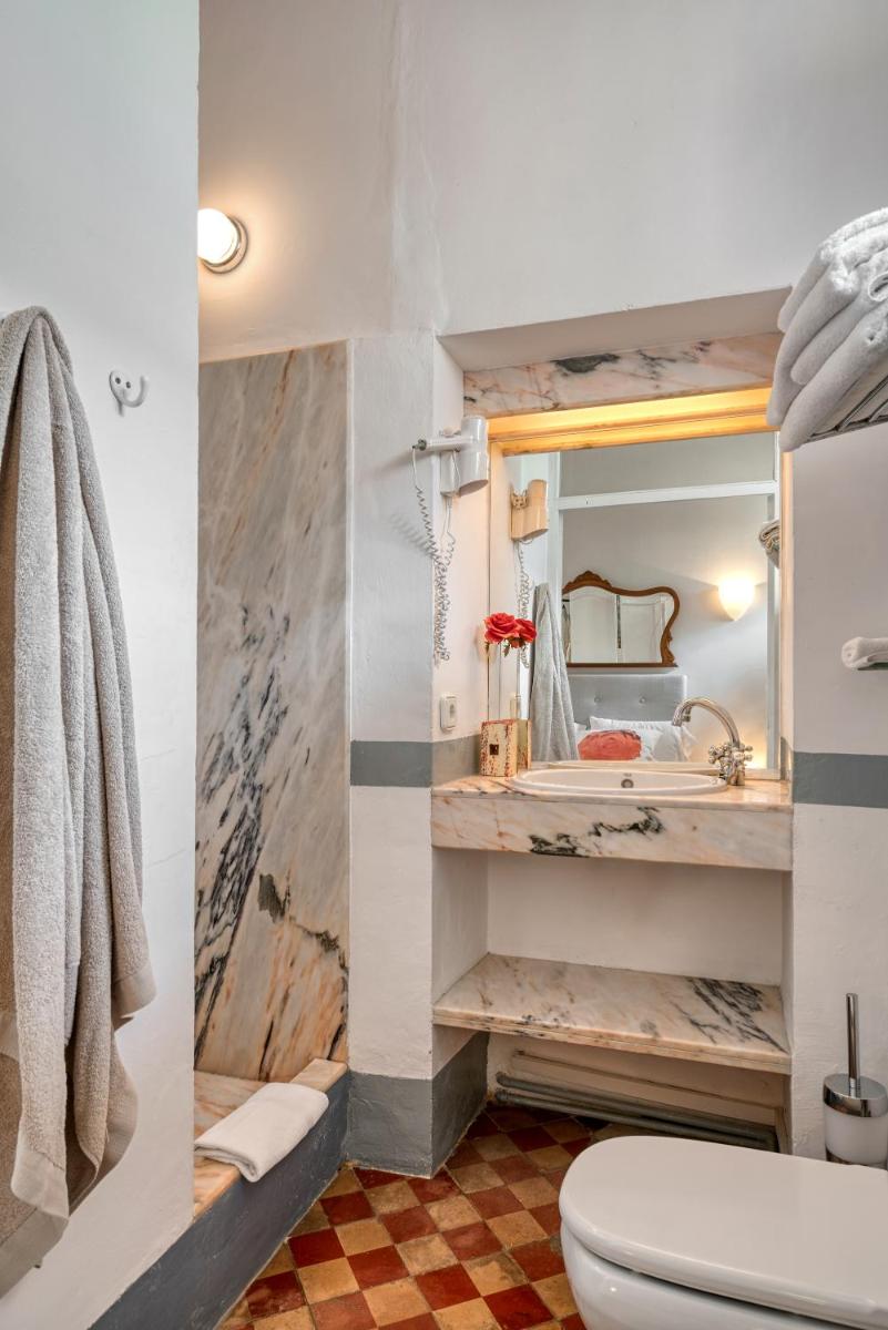 Un baño de Hotel Can Roses