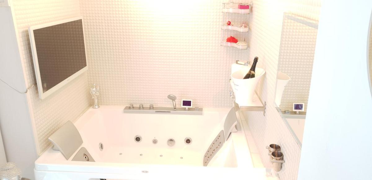 White Luxury Penthouse in City Centre - Housity