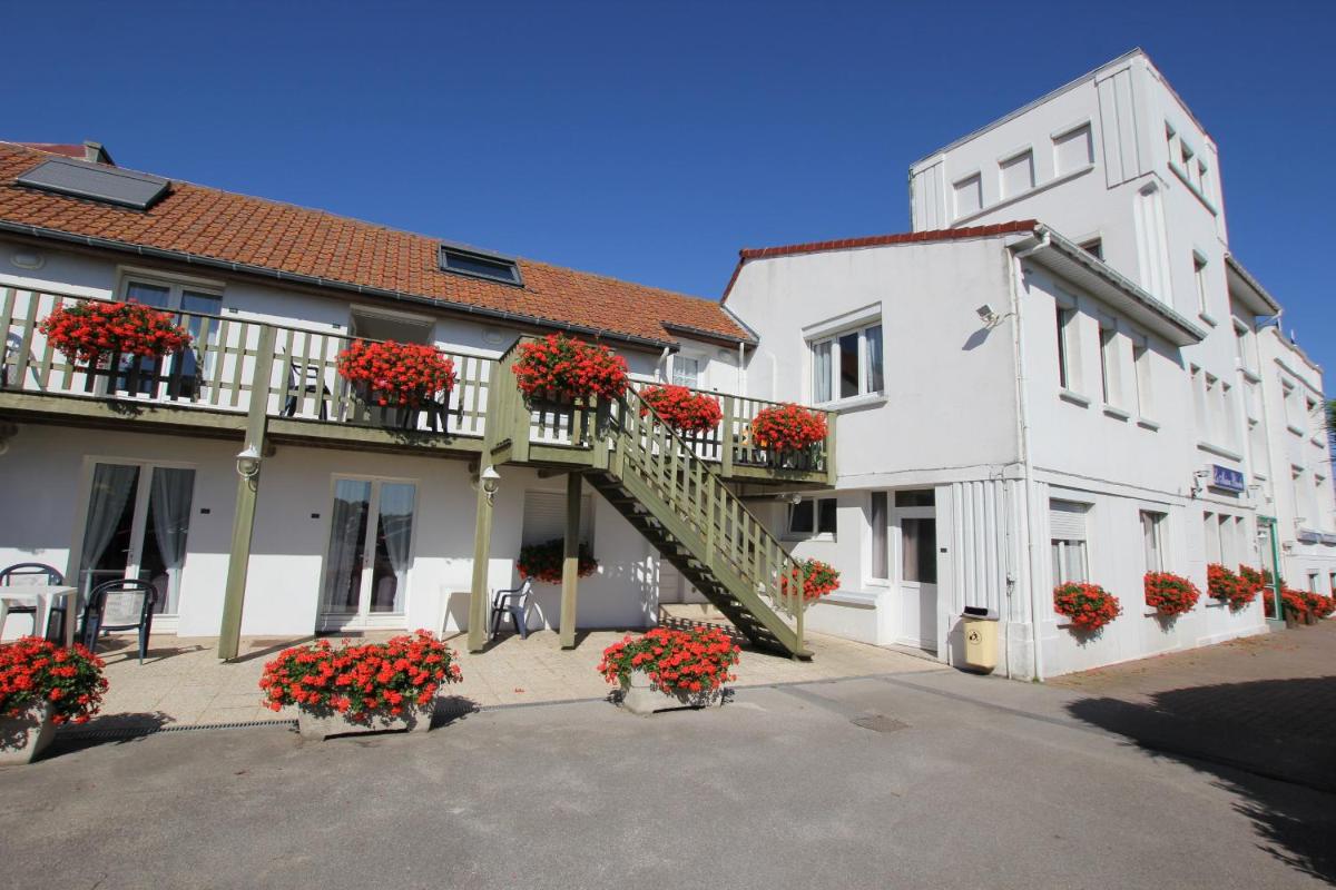 - un bâtiment blanc avec des fleurs sur les balcons dans l'établissement La Maison Blanche, à Sangatte