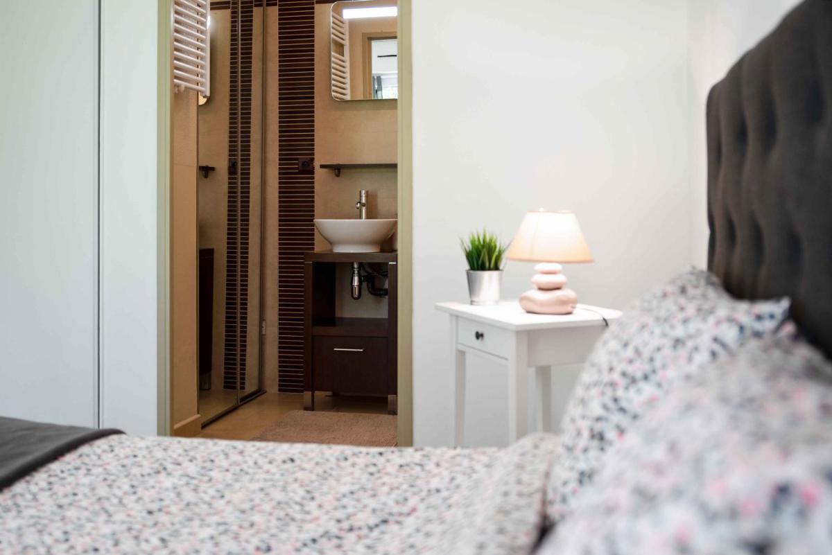 Chic Appartement avec Terrasse, Parking Privatif - Housity