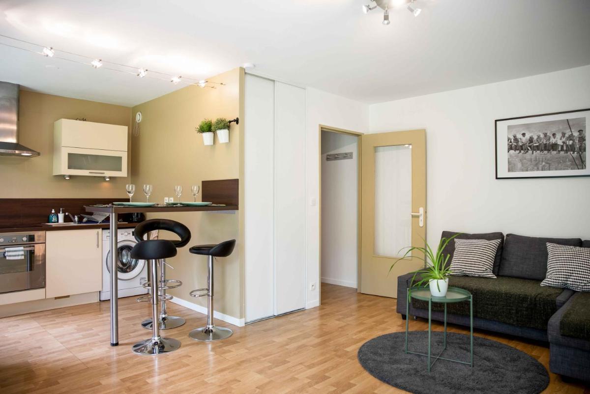 Chic Appartement avec Terrasse, Parking Privatif - Housity
