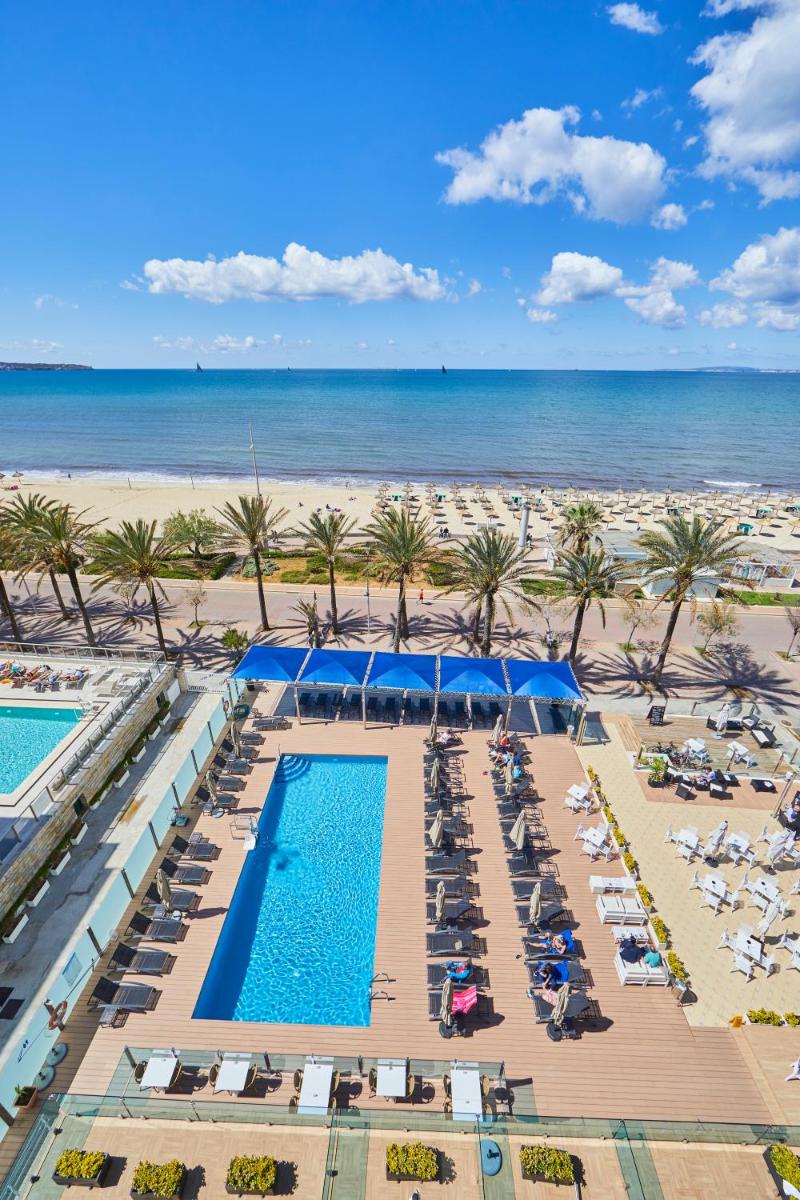 Una vista aérea de un complejo turístico con playa. en Hotel Negresco - Adults Only, en Playa de Palma