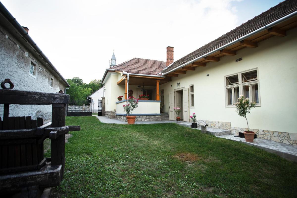Vazsita ház - Housity