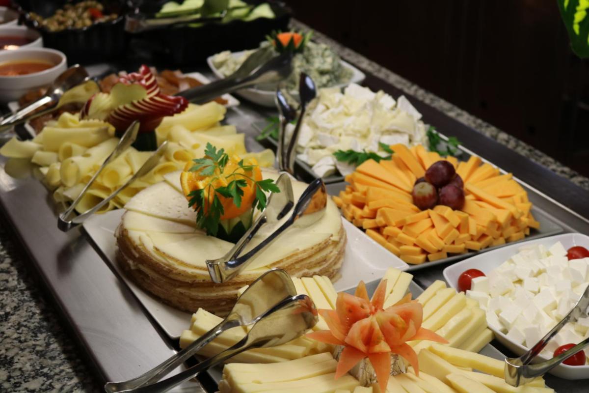 Comida en o cerca de este hotel