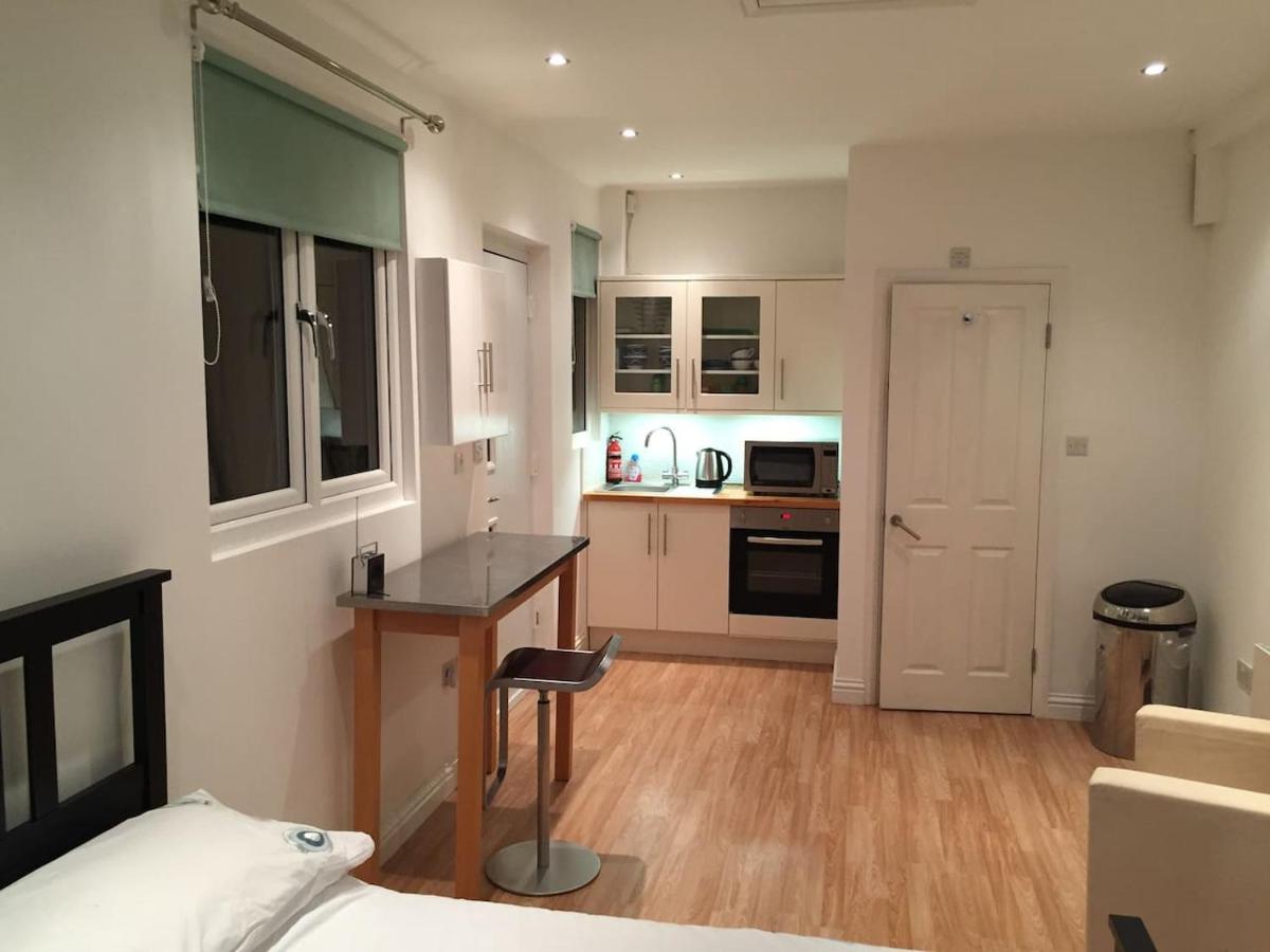 Lovely Garden Chalet in London - Housity