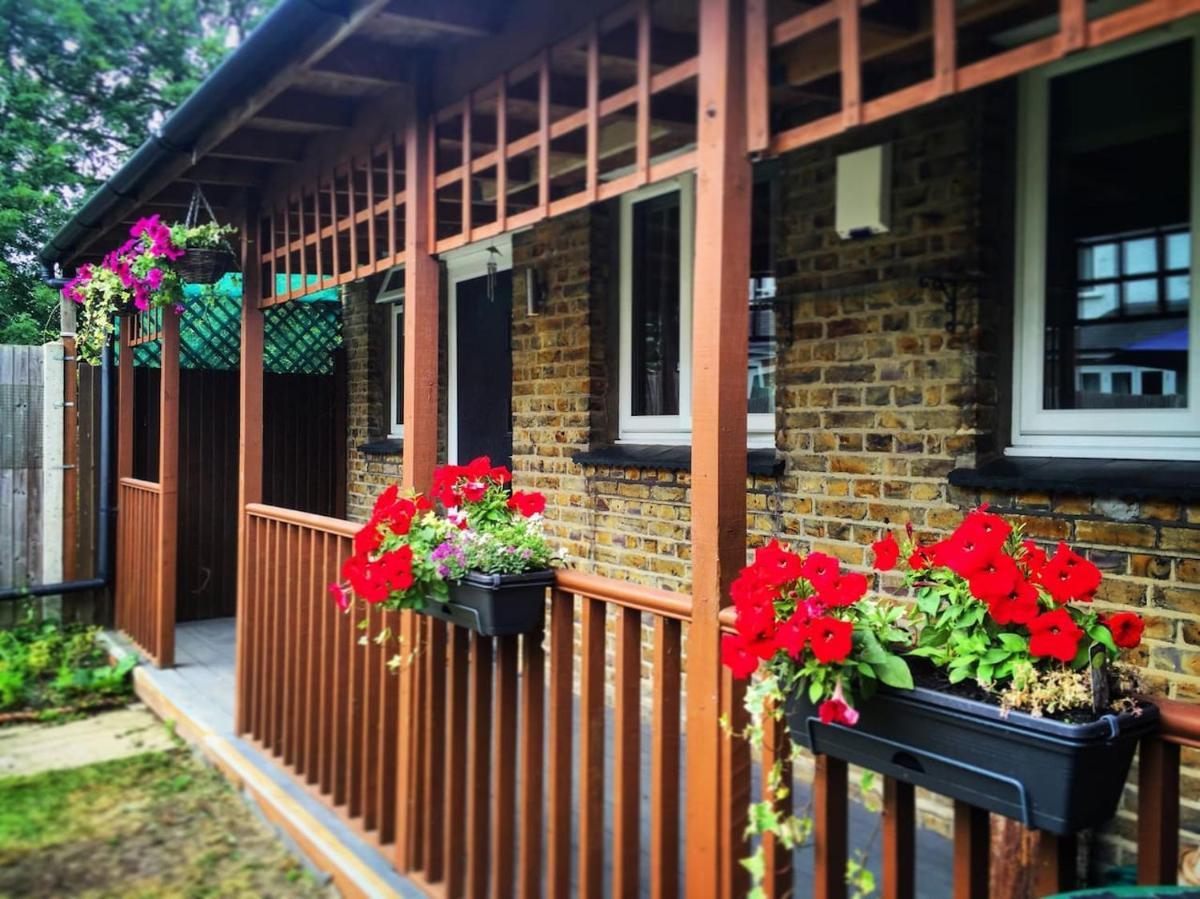 Lovely Garden Chalet in London - Housity