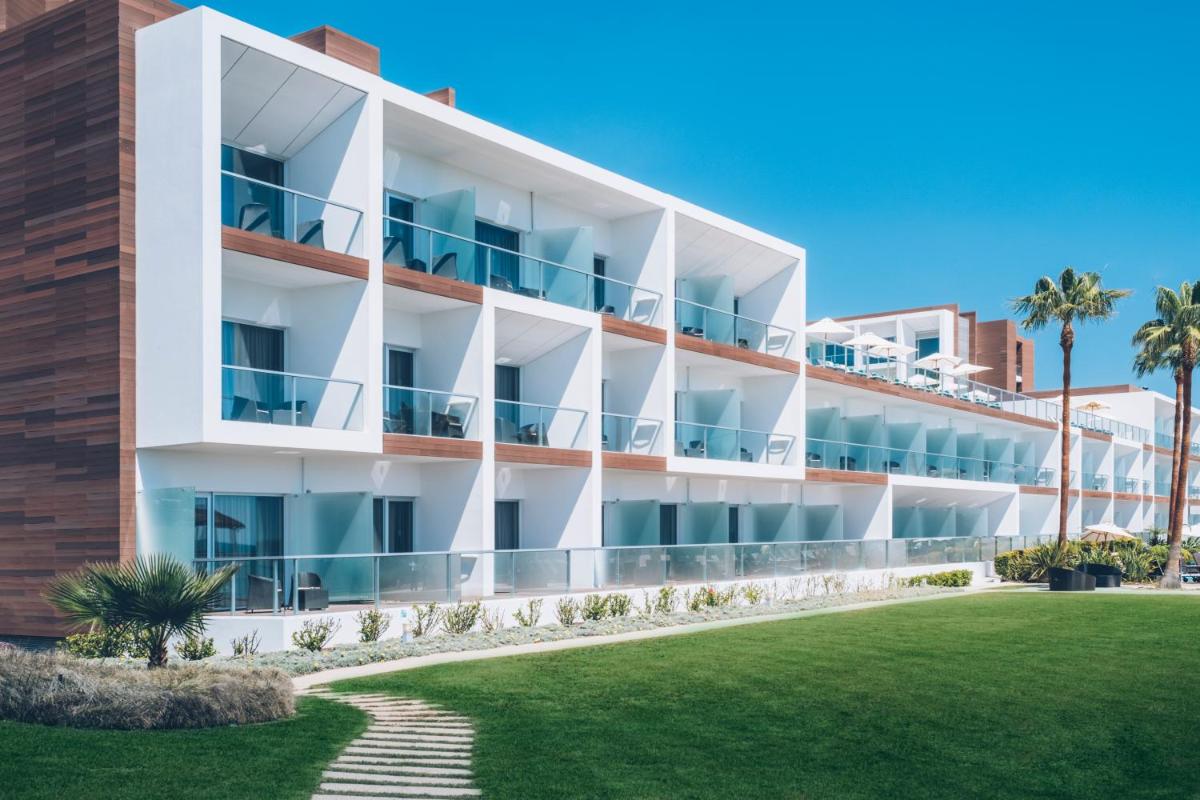 um edifício de apartamentos com um relvado em frente em Iberostar Selection Lagos Algarve em Lagos mais 57 fotografias