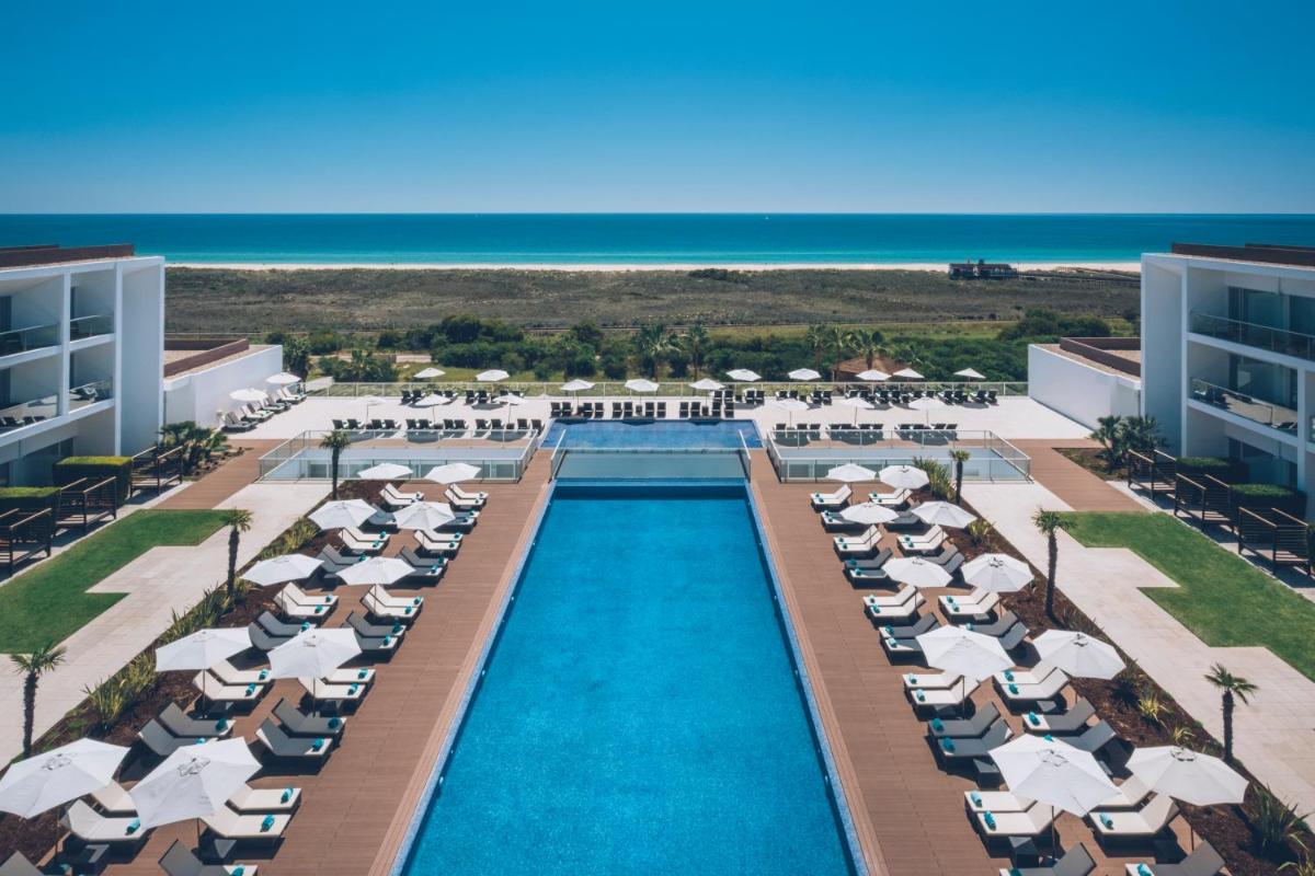 A piscina em ou perto de Iberostar Selection Lagos Algarve