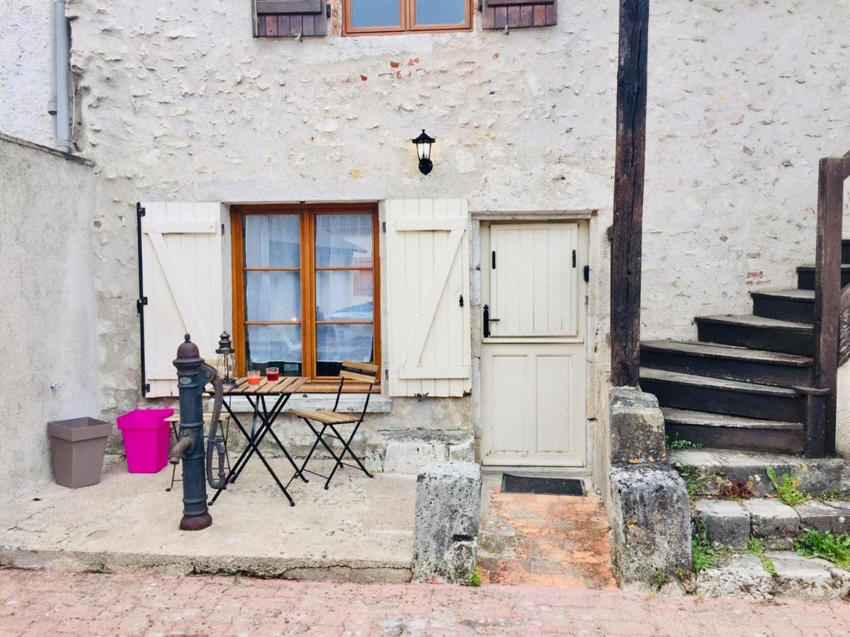 L'hôte en pierre - Housity