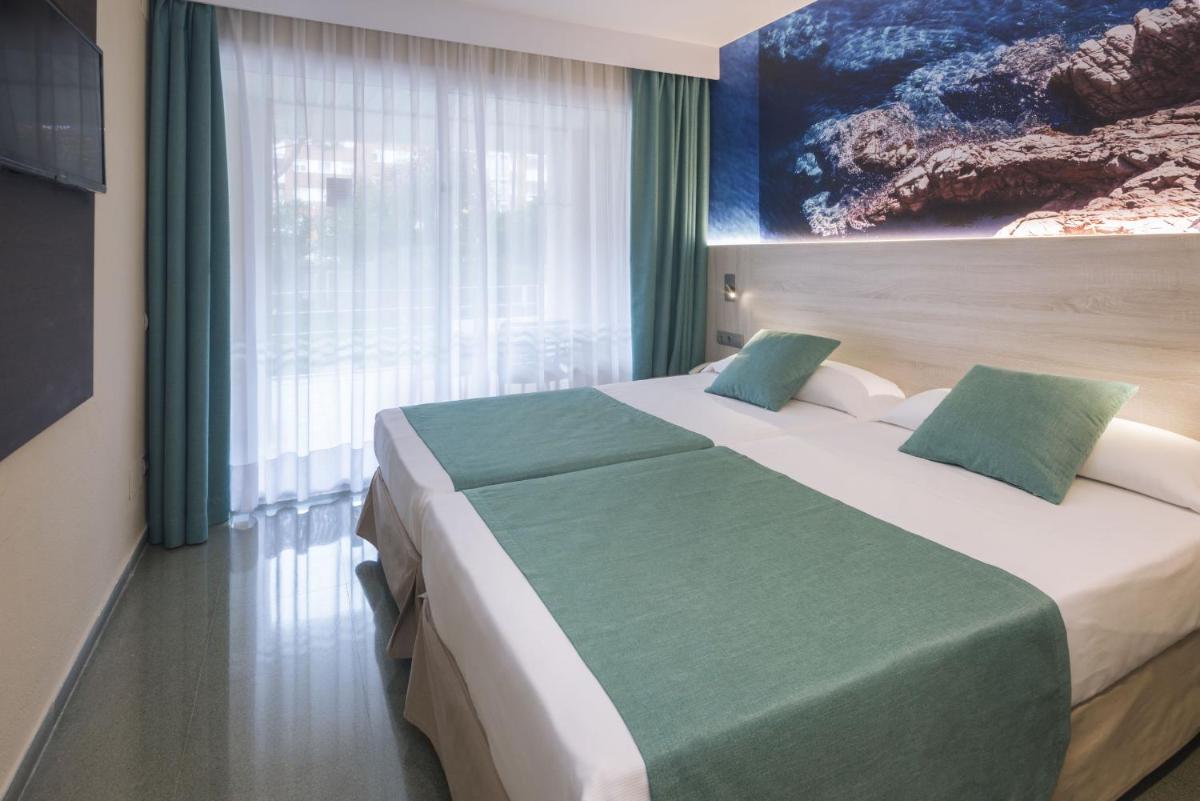 Cama o camas de una habitación en GHT Oasis Park & Spa